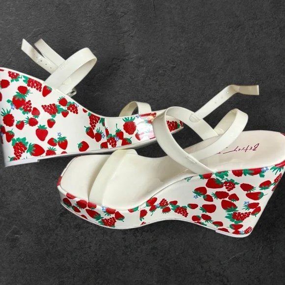 NEW Betsy Johnson White and Red Strawberry Wedges - Picture 4 of 5